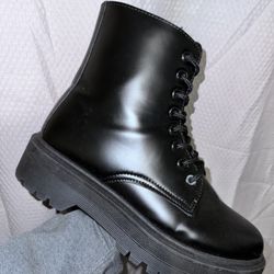 Size 7 Women Boots 