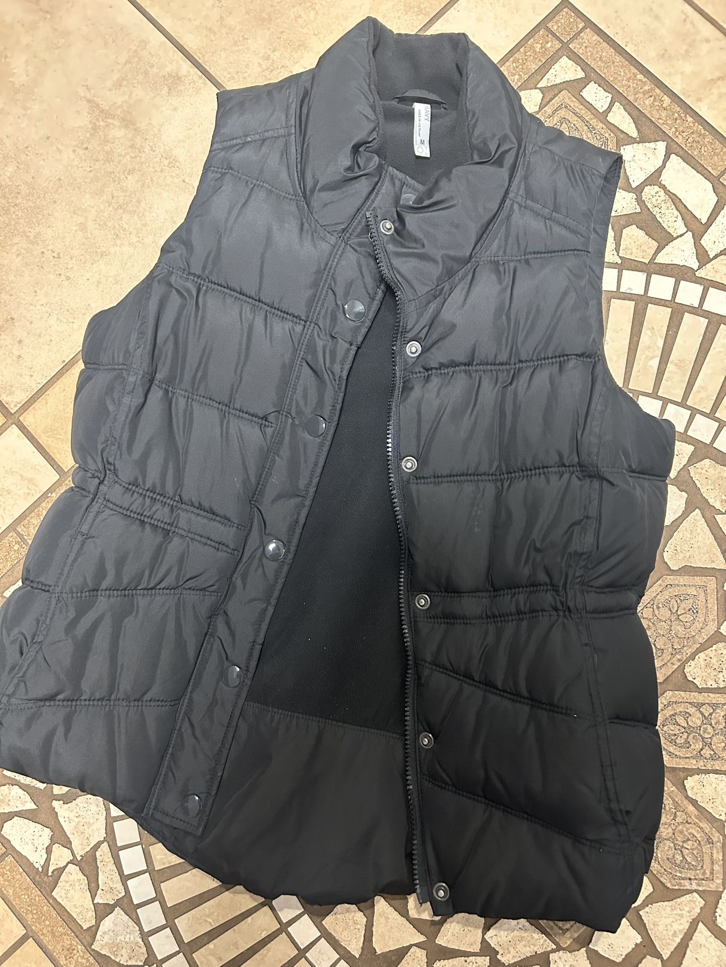 Black women Old Navy puffer vest size medium