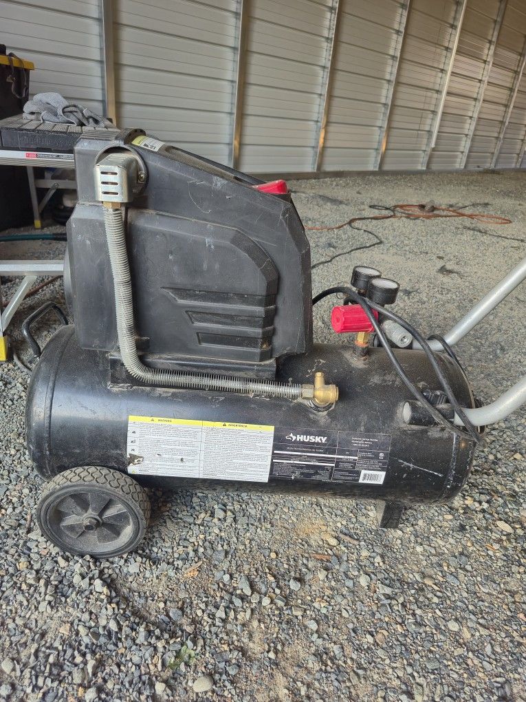 HUSKY 150PSI 8 GAL COMPRESSOR 