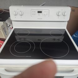 Fridgeaire Glass Top Stove 