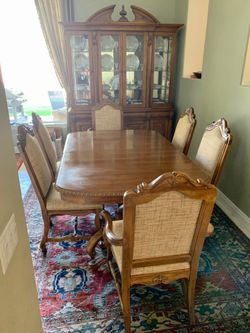 MOVING SALE - Pennsylvania House Dining Table with 8 Chairs & 2 Leaves — Excellent Condition — $400