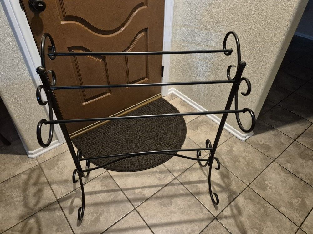 WROUGHT IRON QUILT RACK OR BLANKETS