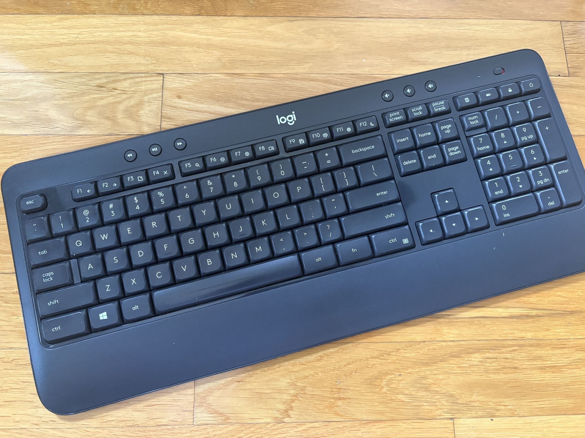 Logitech K540 Advanced Wireless Keyboard With UNIFYNG USB Receiver in Miami.