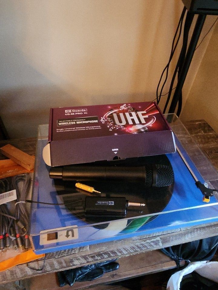 Brand NEW Wireless Karaoke Microphone And Stand