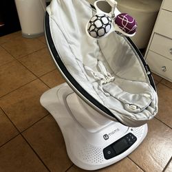 4 Moms Swing 