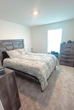 Wynnlow Crossbuck Queen Bed Frame
