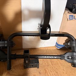 Single bike carrier with hitch