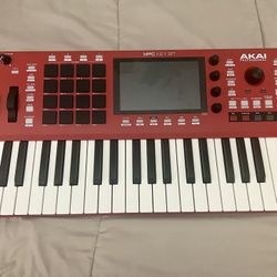 AKAI MPC KEY 37 MUSIC PRODUCTION WORKSTATION