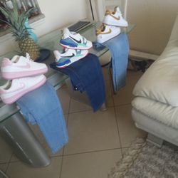 Sneakers/ Jeans