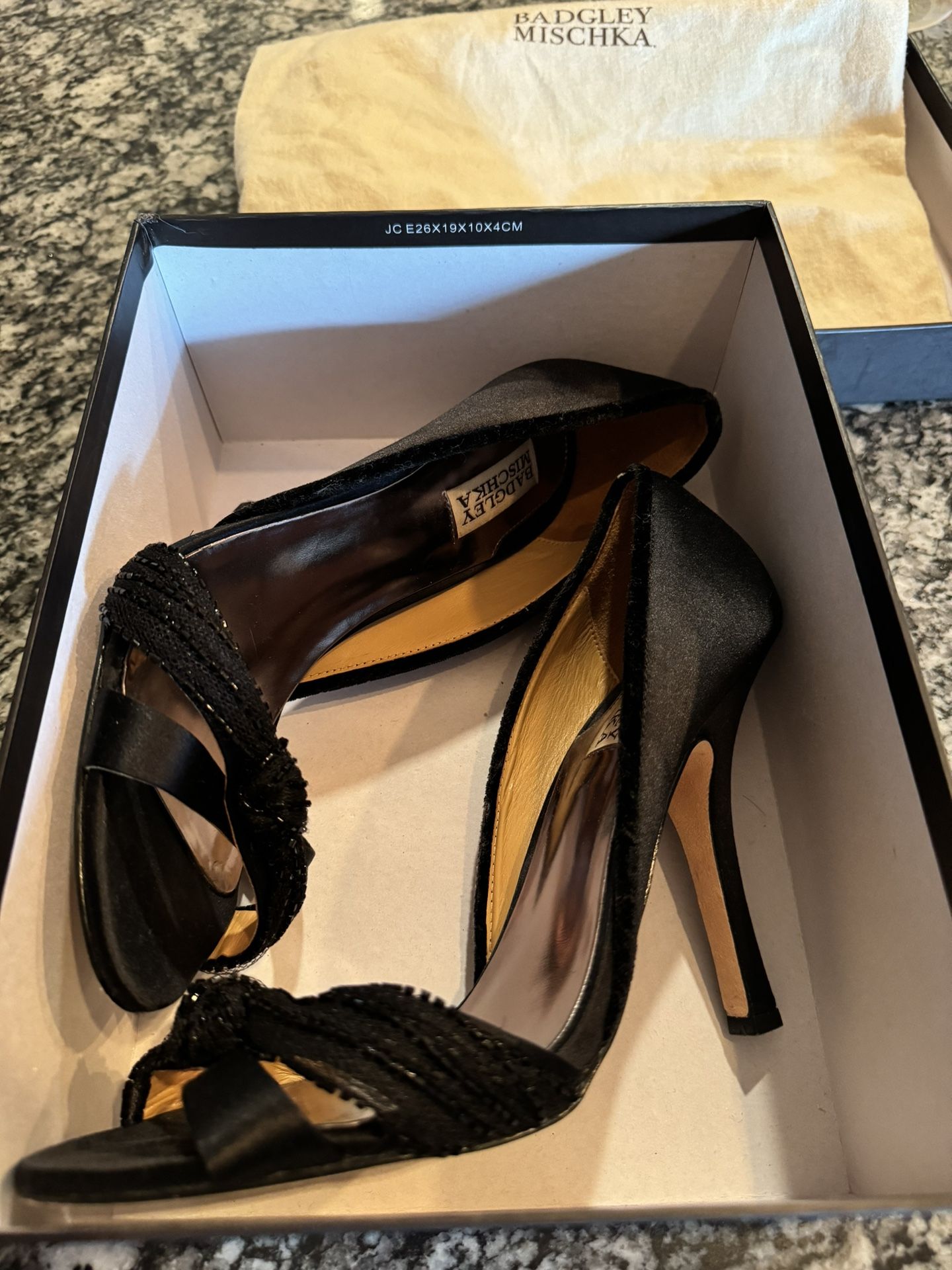 Badgley Mischka Satin Open Toe Pump Sz 9