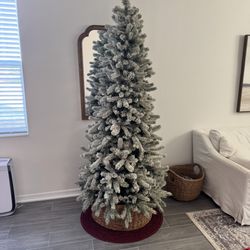 8 Foot Flocked Christmas Tree With Basket And Rug