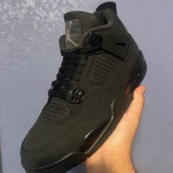 Black cat Jordan 4
