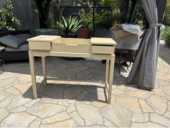 Vanity table with drawers