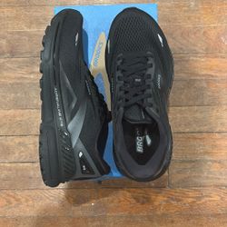 Women’s Brooks Running Shoes 9.5