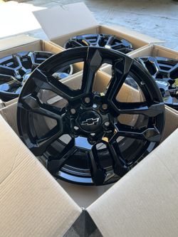 New Chevy Silverado Rims 18” OEM Factory Wheels Rines New Gloss Black Powder Coated ( Exchange Available )( Cambio Disponible ) Chevy GMC Trucks SUVs 