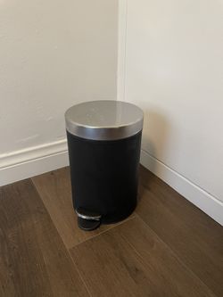 Small Foot Pedal Garbage Can, 1 Gallon, Black