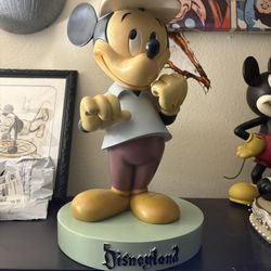 Disney Mickey Mouse big fig Disneyland Park statue