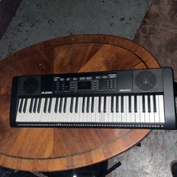 Alesis 61 Key Keyboard Pianot