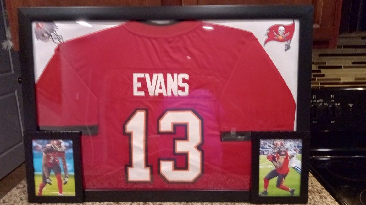 MIKE EVANS OF THE TAMPA BAY BUCCANEERS CUSTOM STITCHED,FRAMED JERSEY.