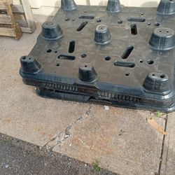 Black Plastic Pallets