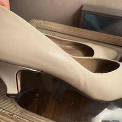 Size 9 1/2  Bandolino  Cream Shoes