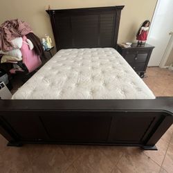 Queen size Bed - Wood Frame W/Head & Foot Board