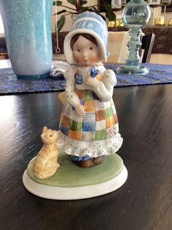 Holly Hobbie Figurine ,July ,Girl Standing With À Cat And a Flower