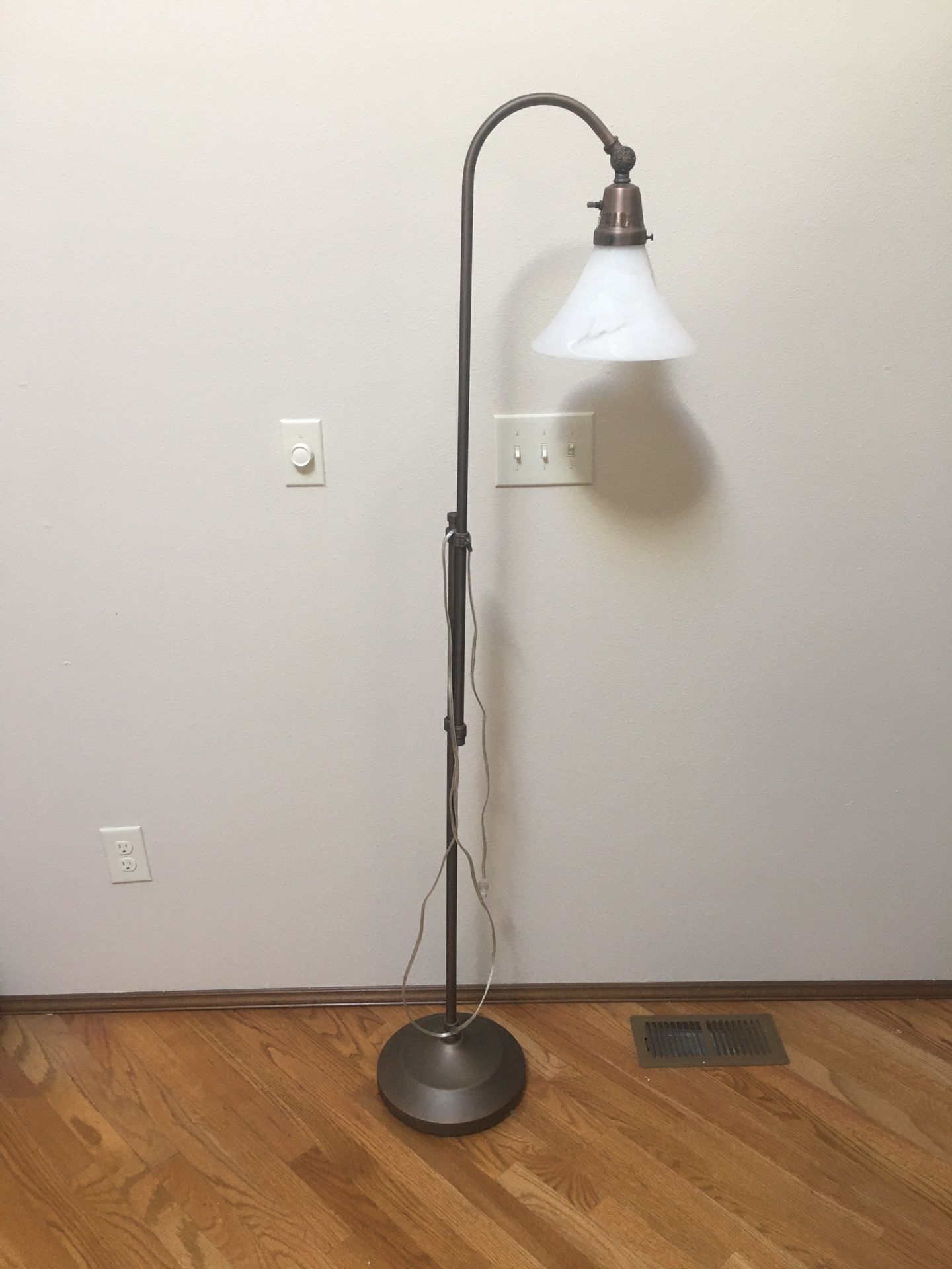 Adjustable height floor lamp