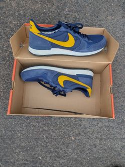 Nike Internationalist B — Navy/Gold — Men’s Size 13 — Original Box