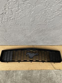 05-09 Ford Mustang Grill