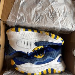 Excellent Condition Like New Curry 3Z 24- Size 4Youth-Under Armour Basketball Shoes 