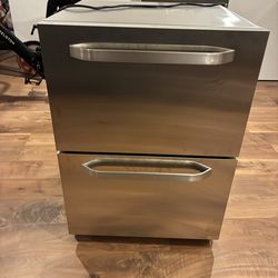 Beverage refrigerator