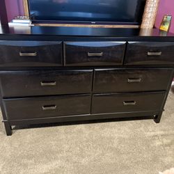 Caitbrook 7 Drawer Dresser and 2 Drawer Nightstand