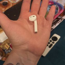 Charging AirPod & Right Ear POD Only. 