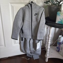 Boys 5T Nike Tech Suit