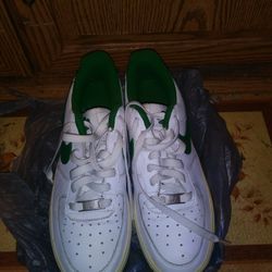 Jordan,s, Aadias,Nikes, Vans, Steve Maddenss,Filas.