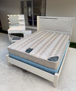 Beautiful Queen size bed & Vanity with Lighted mirror. (DELIVERY AVAILABLE). Mattress and boxspring.