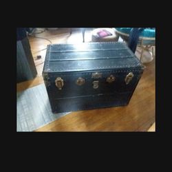 Vintage WW2 foot Locker