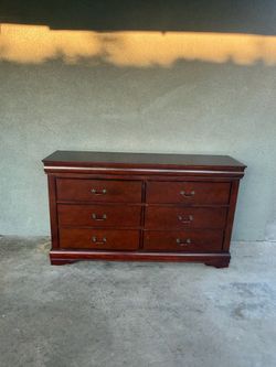 DRESSER