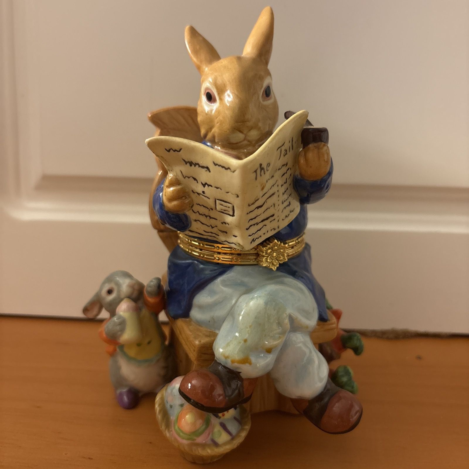 Ceramic bunny rabbit figurine just waiting for a new home! Opens for trinkets!