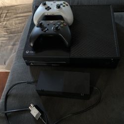 Xbox One with 2 Wireless Controllers 2 Charging Blocks