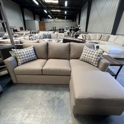 Brown Sectional w/ reversible chaise 