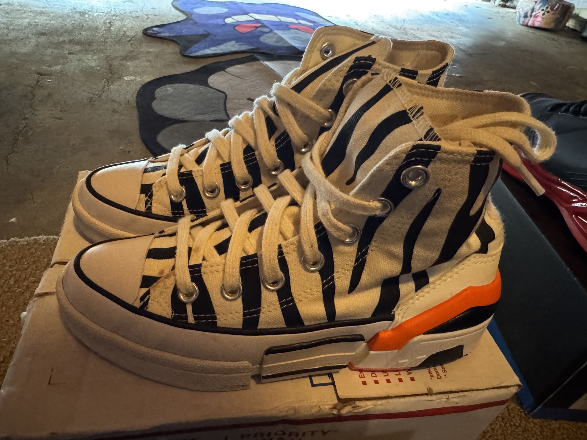 Size 6 Women. Talla 6 Mujer Converse