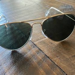 Brand New Authentic Ray-Ban RB3025 Aviator Classic Sunglasses