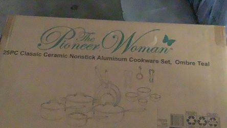 The Pioneer Women. 25 piece cookware  set Teal color