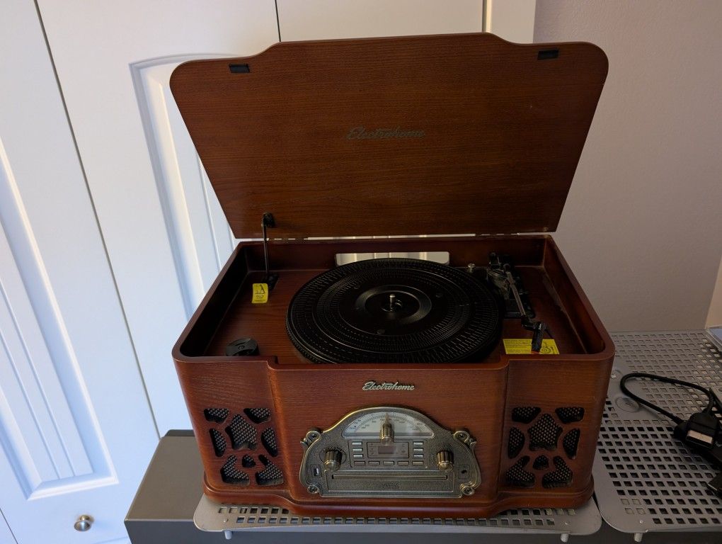 Electrohome Vinyl & CD player with 20 records