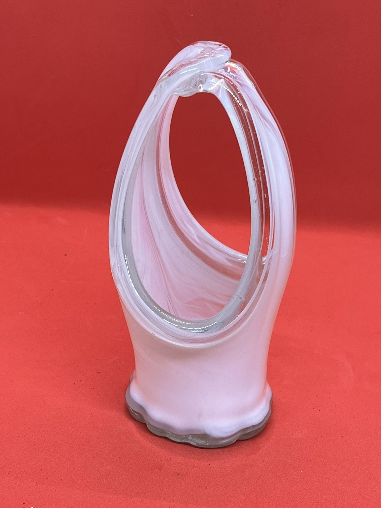 VTG HAND BLOWN ART GLASS BASKET 7” UNMARKED WHITE AND CLEAR GLASS SWIRL STRETCH