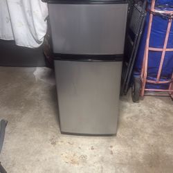 Mini Fridge W Underneath Silicone Mat