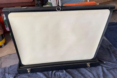 Projection screen retractable