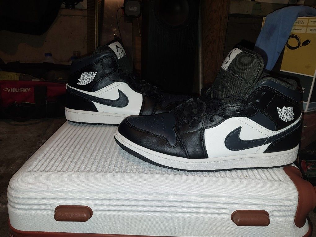 JORDAN 1  MID  BLACK OFF NOIR SIZE 12
